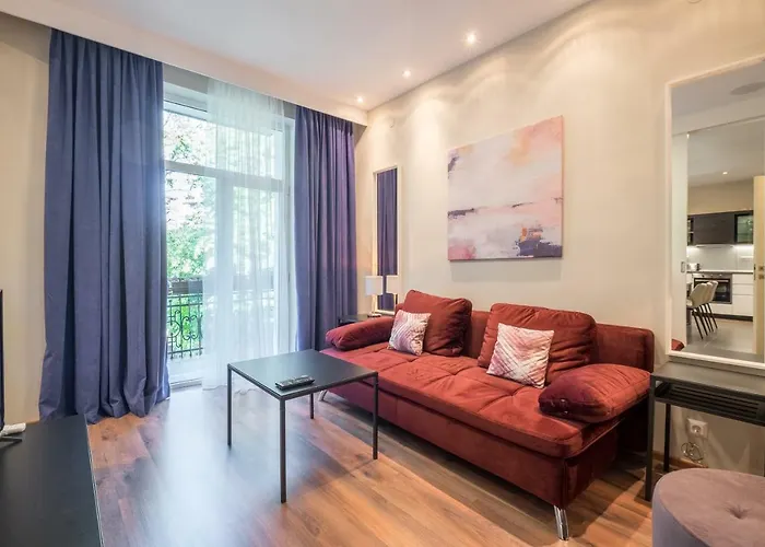 Cozy 3-Bedroom With Stylish Comfort And Chic Decor